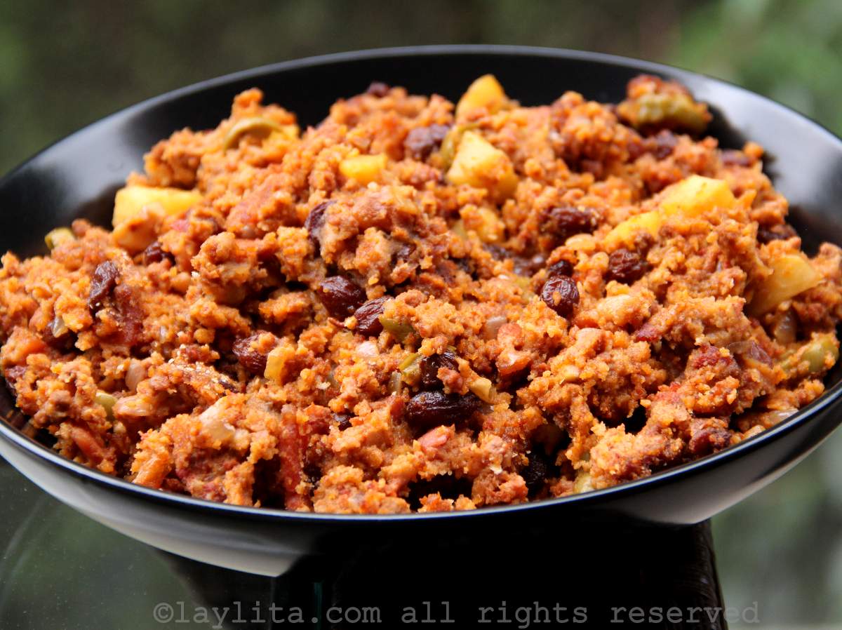 Relleno para el pavo en un plato hondo negro