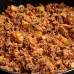 Una olla llena de relleno de pavo