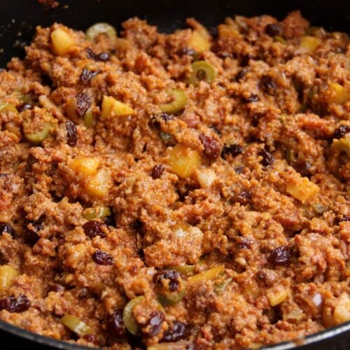 Una olla llena de relleno de pavo