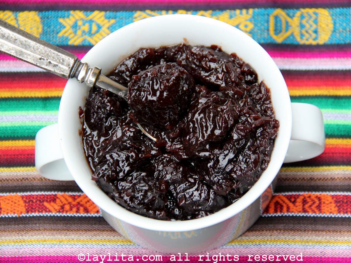 Salsa de ciruelas pasas en un cuenco blanco con una cuchara