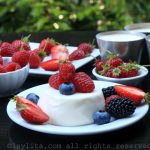 Postre italiano de crema panacota o panna cotta