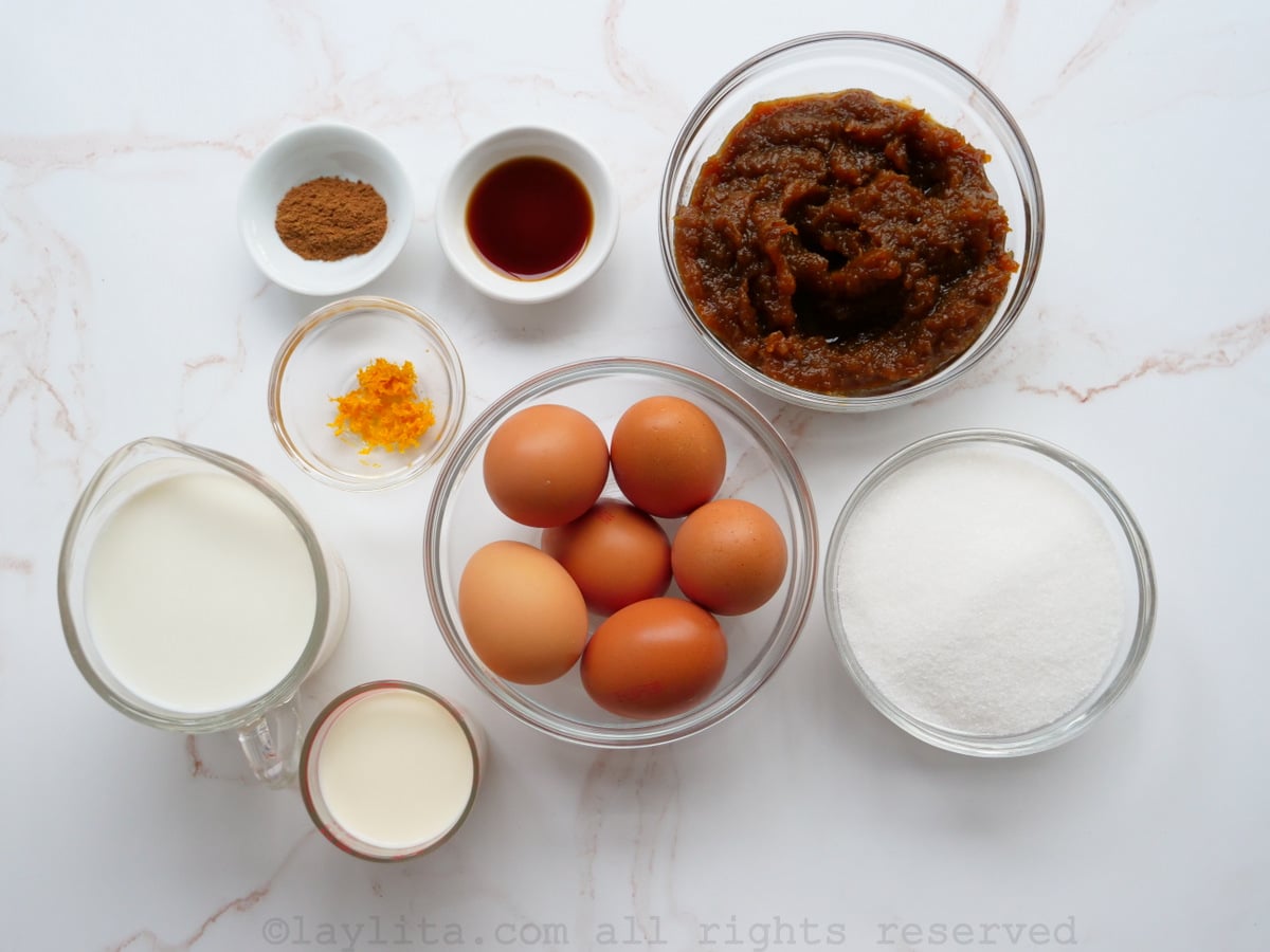 Ingredientes para el flan de calabaza en una mesa blanca