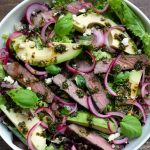 Ensalada con lechuga, carne asada, aguacate y aderezo balsámico