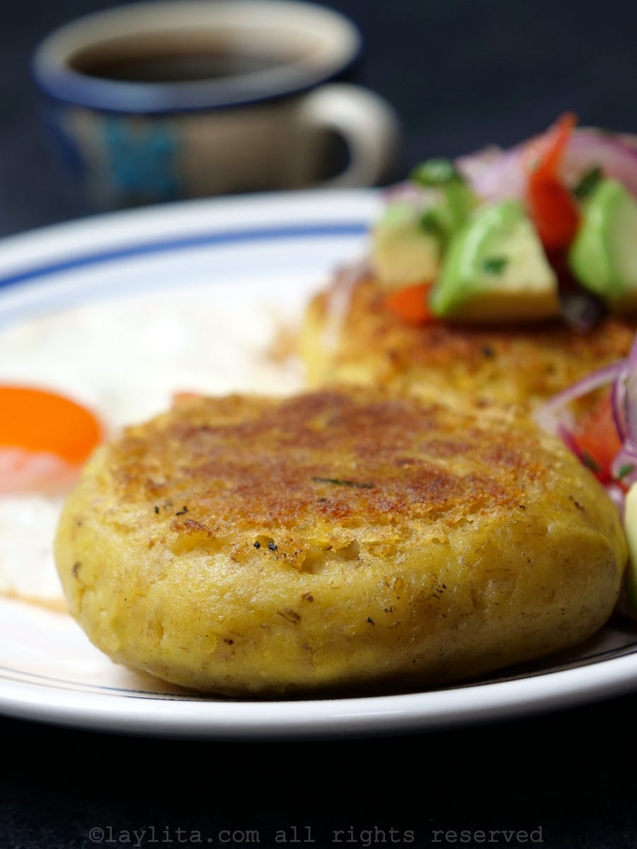 Receta ecuatoriana de las tortillas de verde rellenas de queso