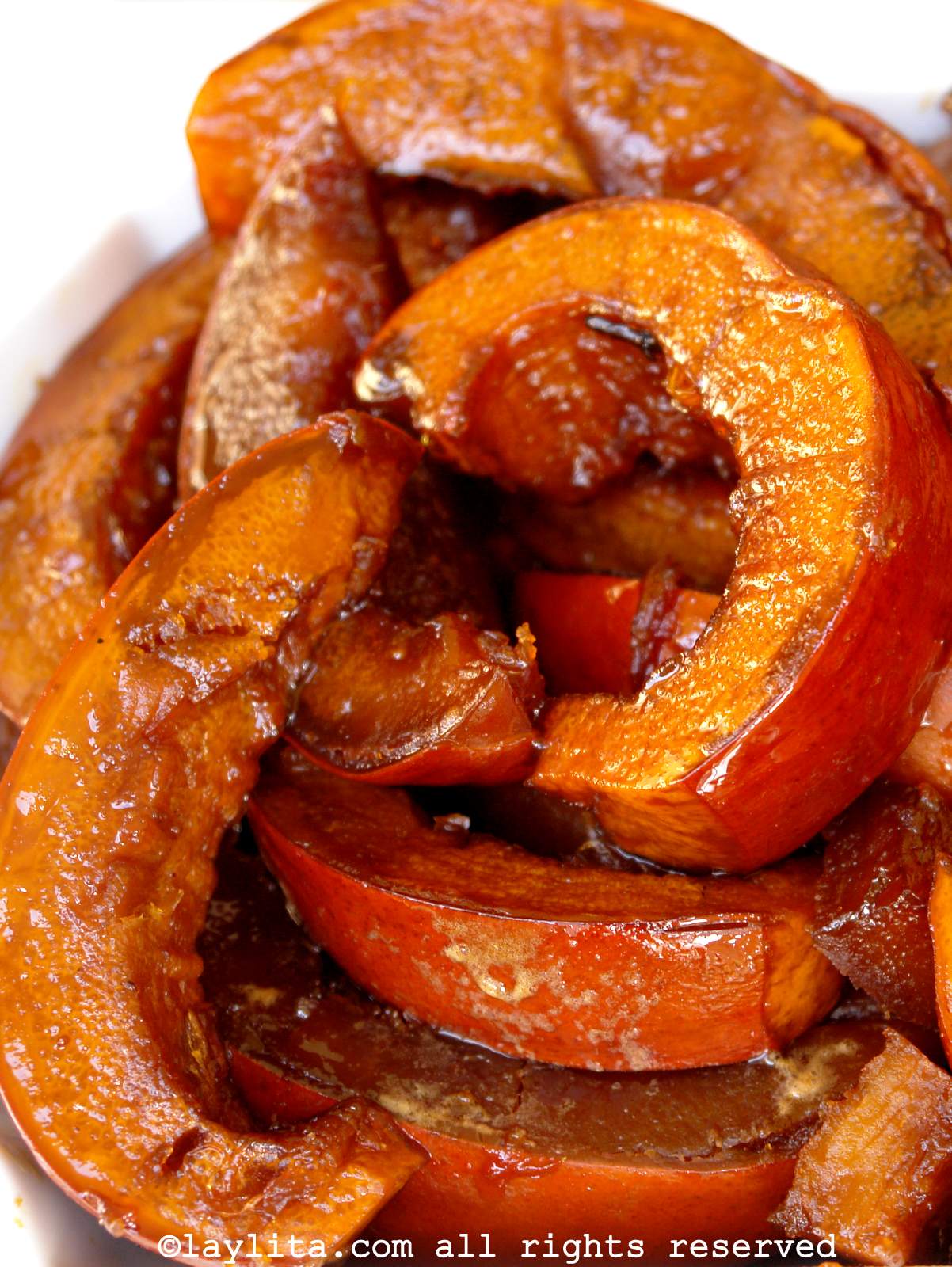 Rodajas de calabaza dulce confitada en un recipiente blanco