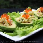 Aguacates con ensalada de huevo duro y caviar