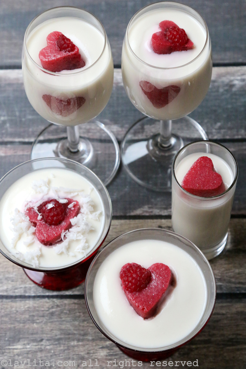 Postre de gelatina de coco con corazones de fresa