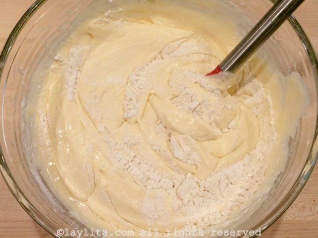 Agregar la harina y mezclar con una cuchara o espatula