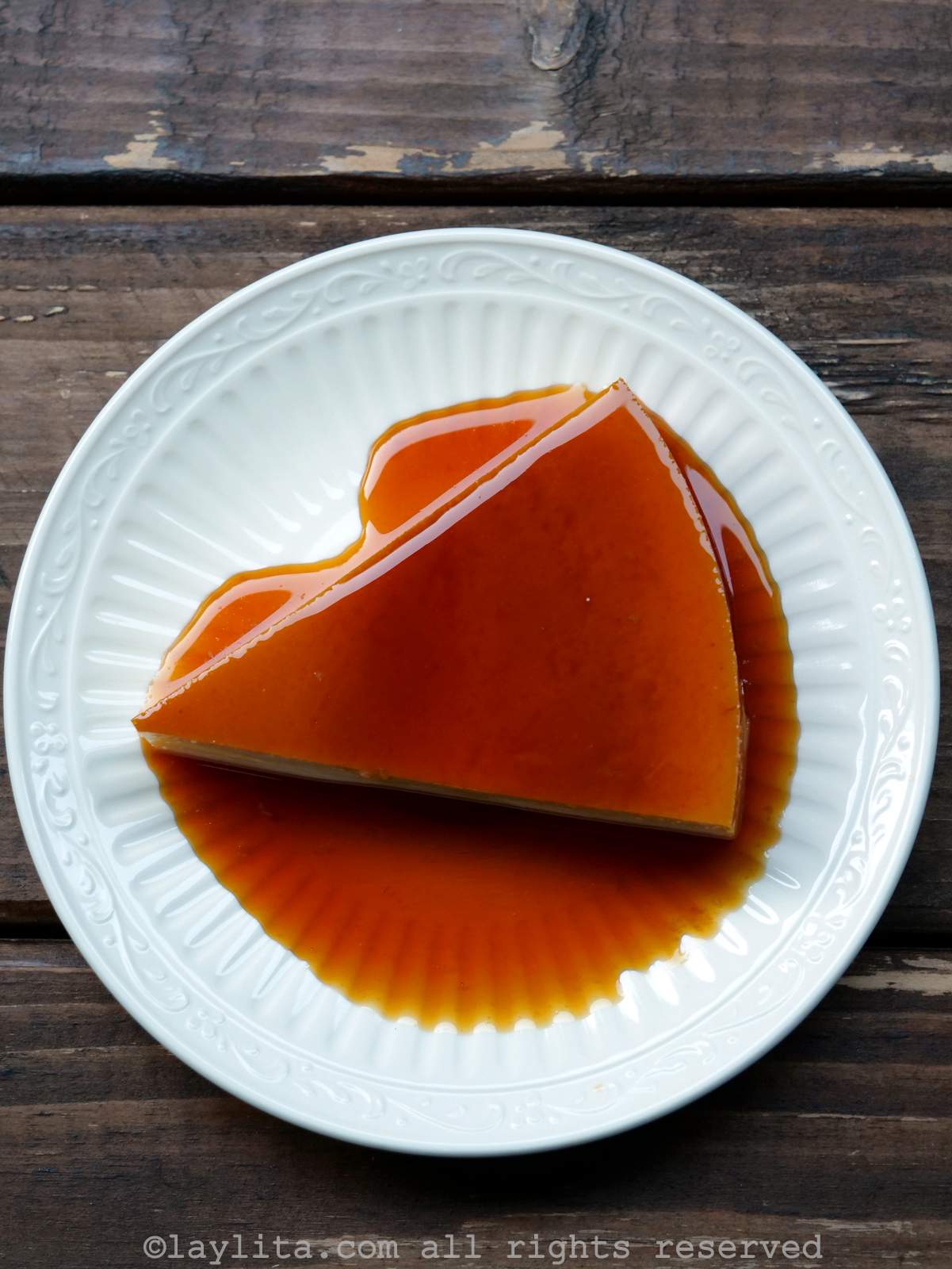 Flan o Quesillo Venezolano en un plato blanco y cubuierto de salsa de caramelo