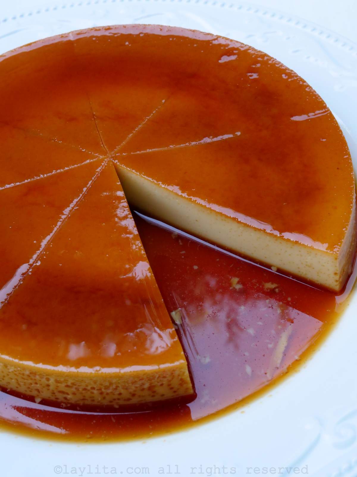 Quesillo o flan venezolano en un plato blanco