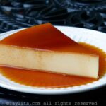 Una rebanada de quesillo bañado con caramelo en un plato blanco