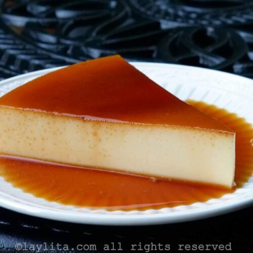 Una rebanada de quesillo bañado con caramelo en un plato blanco