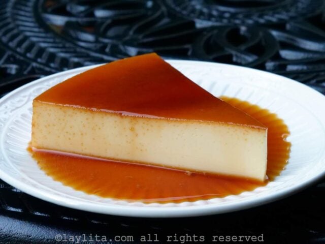 Una rebanada de quesillo bañado con caramelo en un plato blanco