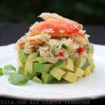 Ensalada de capas de cangrejo con aguacate