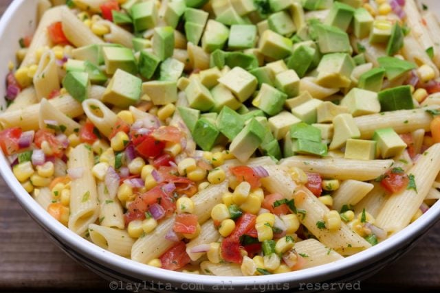 Ensalada de pasta con maíz, aguacate, y tomate