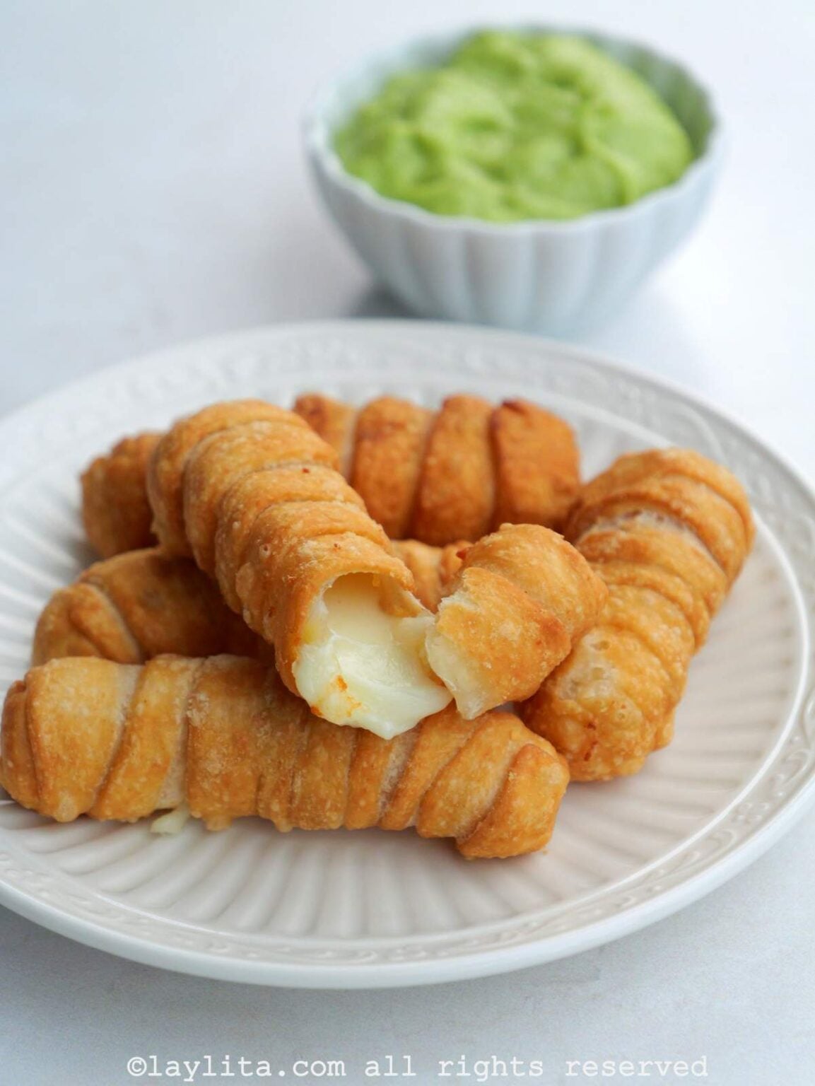 Tequeños de queso con guasacaca – Receta Venezolana – Laylita.com