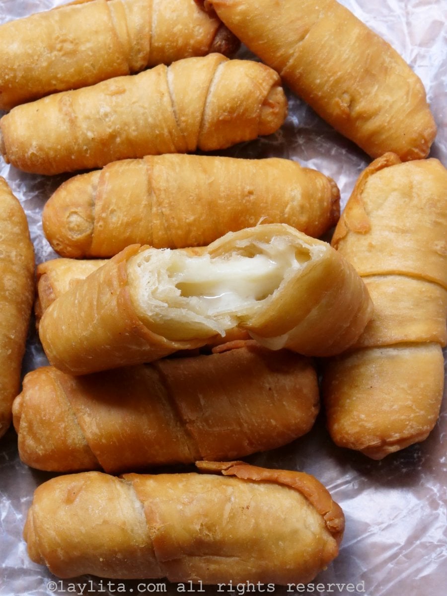 Tequeños venezolanos rellenos de queso encima de papel encerado