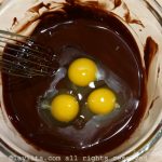 Mezclar los huevos con el choolate derretido