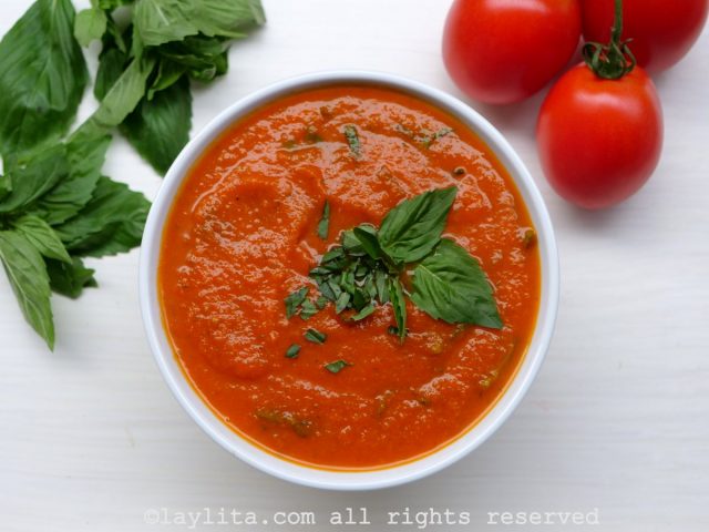 Salsa casera de tomate con albahaca