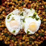 Garbanzos con chorizo, chimichurri y huevos fritos