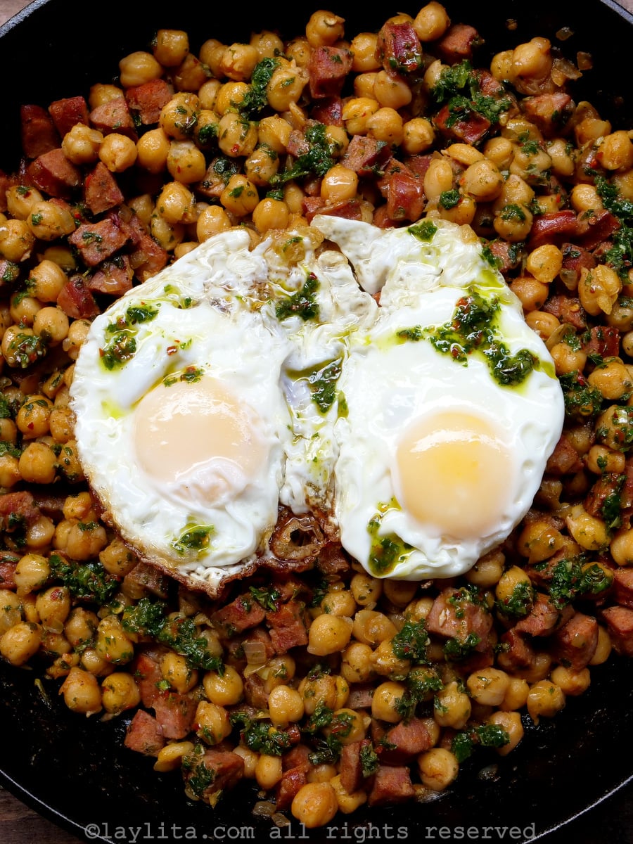 Garbanzos con chorizo, chimichurri y huevos fritos