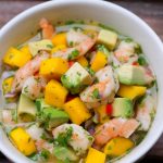 Ceviche de camarones y mango con aguacate