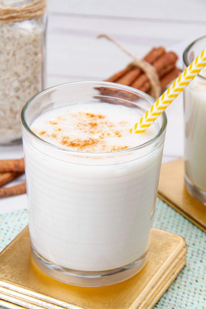 Un vaso lleno de hicha criolla o bebida de arroz con leche y canela
