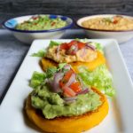 Llapingachos o tortillas de papa rellenas de atún - con ají de aguacate