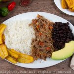 Pabellón venezolano con caraotas negras, carne mechada, arroz, tajadas y aguacate