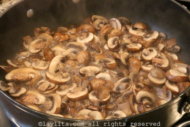 Preparación de la salsa de champiñones al ajillo para pasta