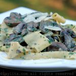 Pasta con salsa de champiñones al ajillo