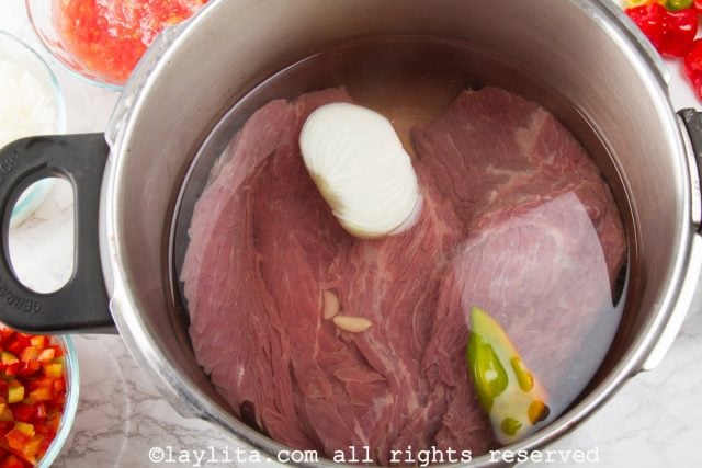 Preparación de la carne mechada para el pabellón criollo