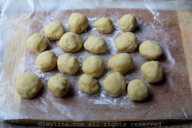 Preparación de las tapas de empanadas dulces con masa casera