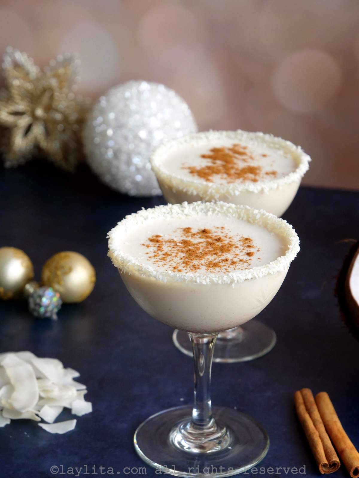 Dos copas de coquito puertorriqueño para Navidad