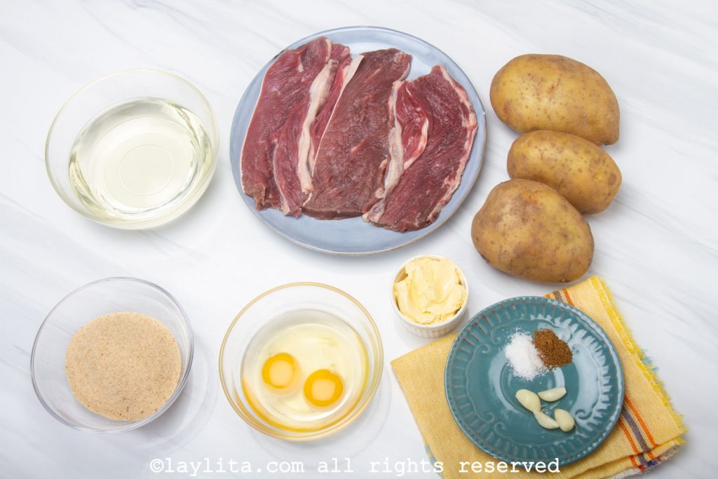 Ingredientes de la milanesa de carne o carne apanada con puré de papas