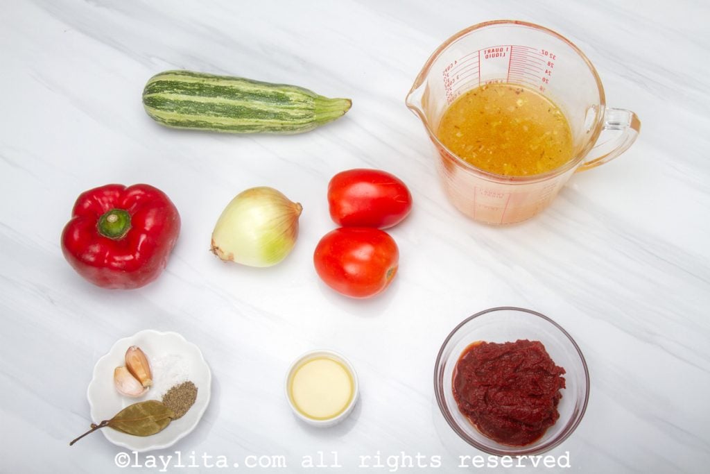 Ingredientes de la salsa de tomate para las albóndigas de carne