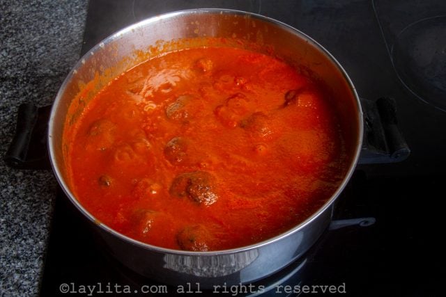 Preparación de la salsa de tomate para las albóndigas