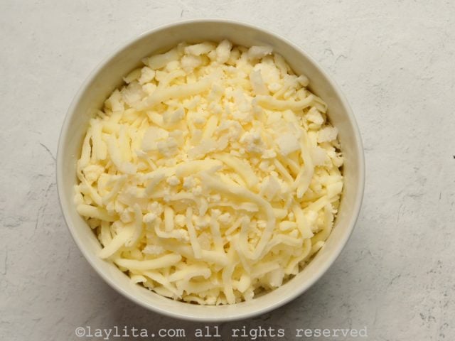 Mezclar los quesos con las cebolla picada
