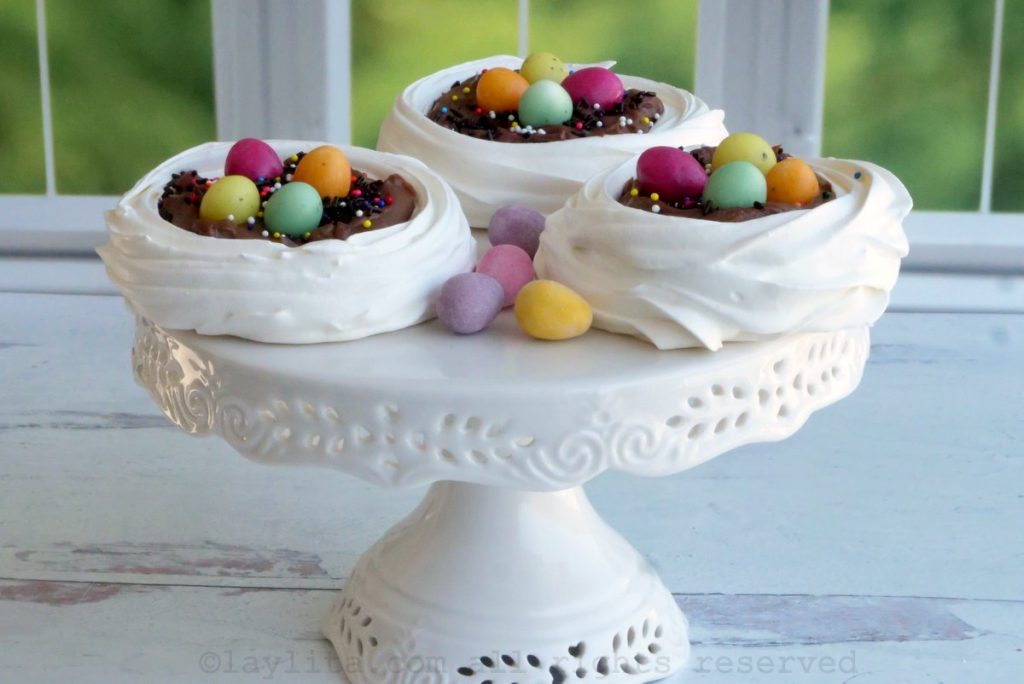 Mini pavlovas con nutella o nidos de merengue para Pascua