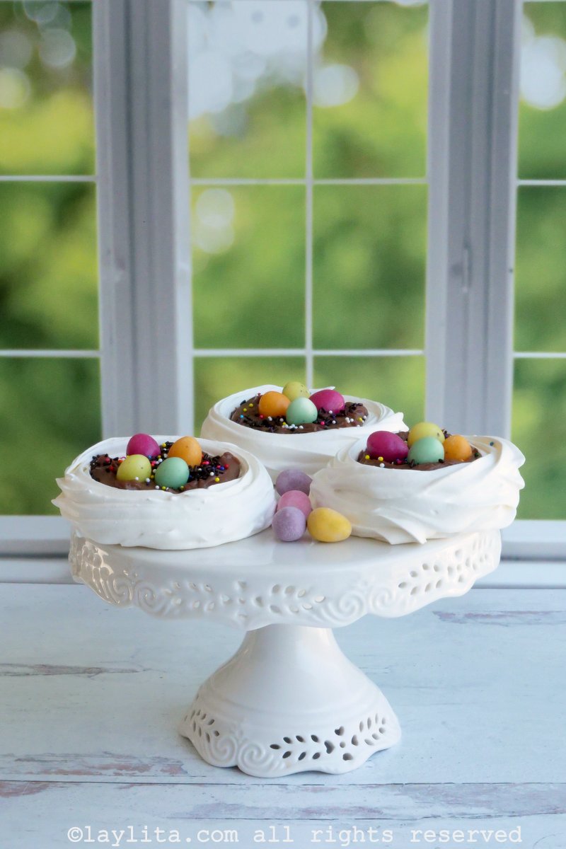 Mini pavlovas con relleno cremoso de nutella para Pascua