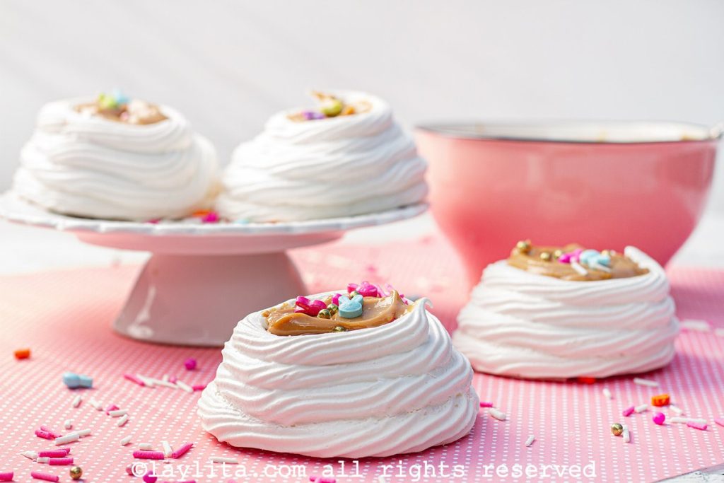 Mini pavlovas con relleno de dulce de leche para Pascua