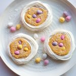 Mini pavlovas o nidos de merengue con relleno para Pascua
