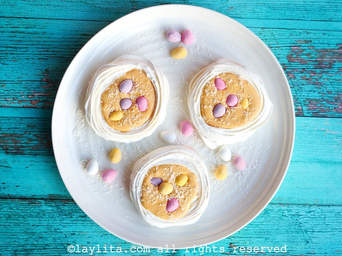 Mini pavlovas o nidos de merengue con dulce de leche para Pascua