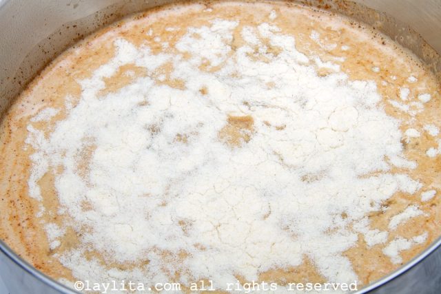 5. Con mucho cuidado, retire la astilla de canela, y agregue la harina de maíz con un tamiz.