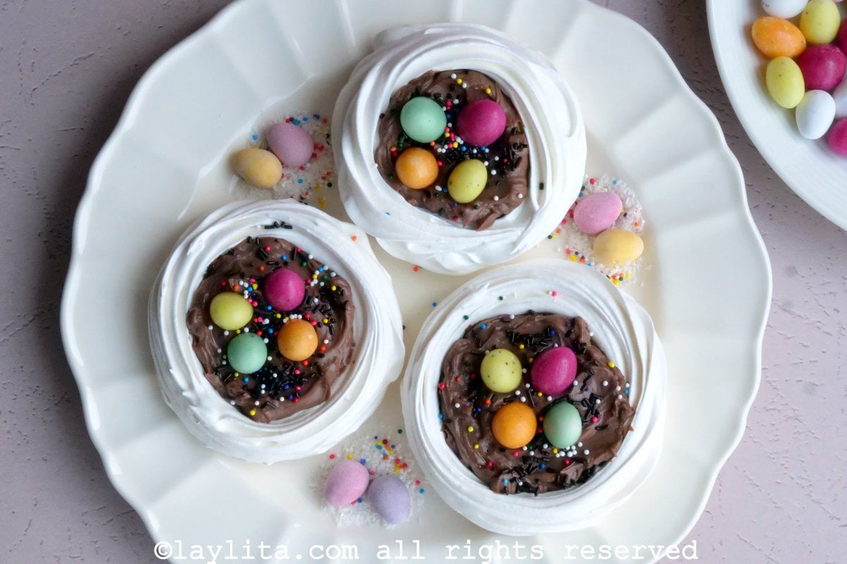 Mini pavlovas con nutella {Nidos de merengue para Pascua}