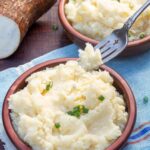 Dos platos hondos llenos de puré de yuca