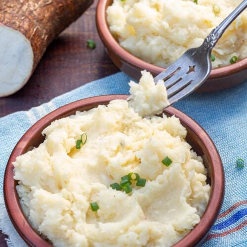 Dos platos hondos llenos de puré de yuca