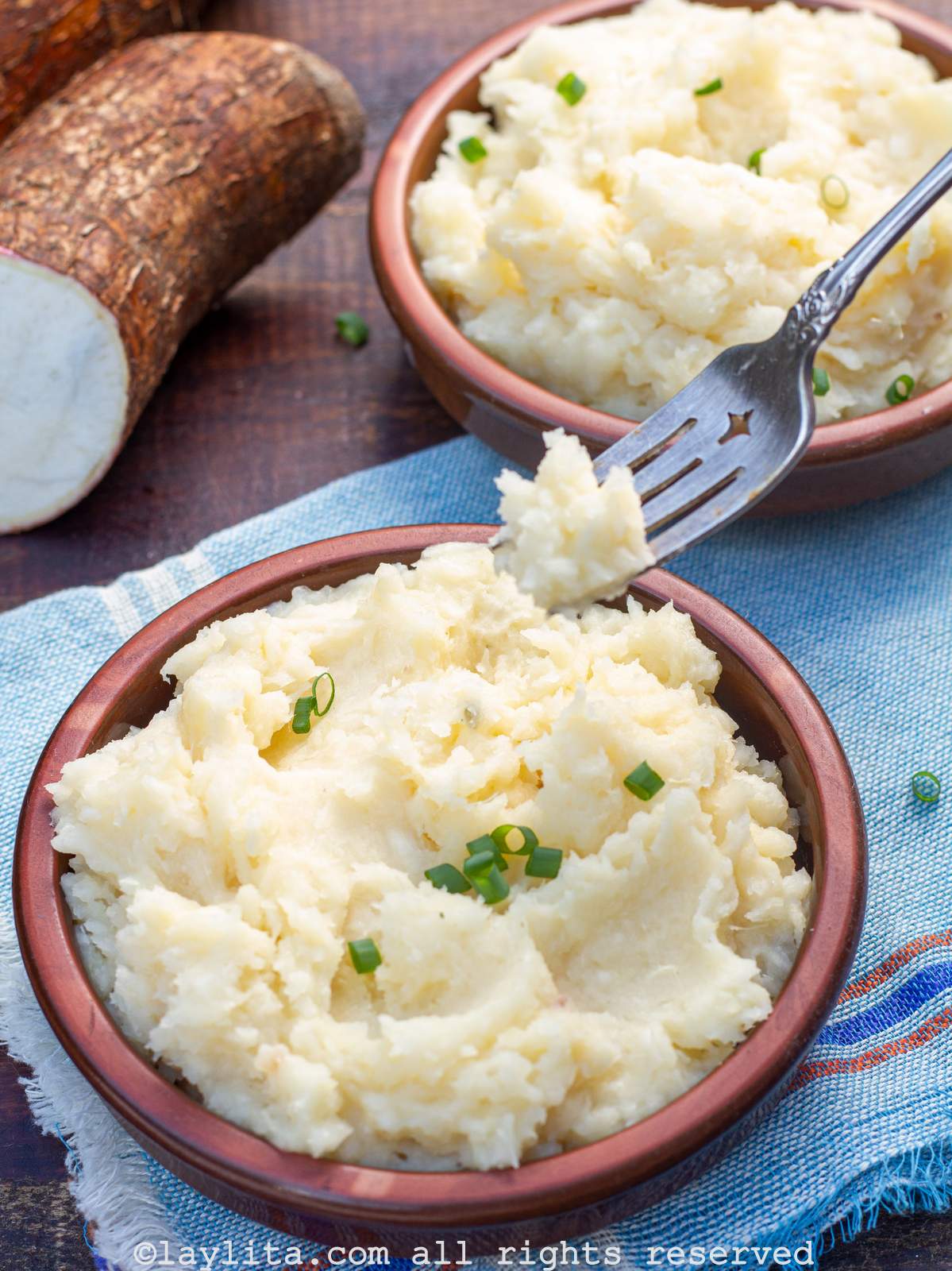 Dos platos hondos llenos de puré de yuca
