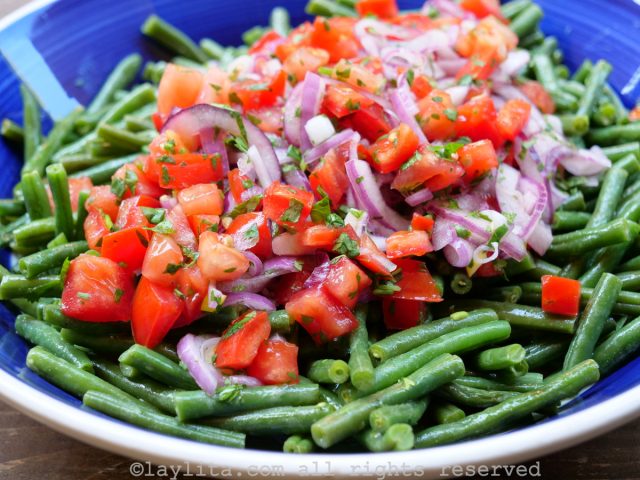Ensalada de vainitas o judías verdes (ejotes, porotos verdes) con tomate, cebolla y aderezo de limón con cilantro y mostaza.