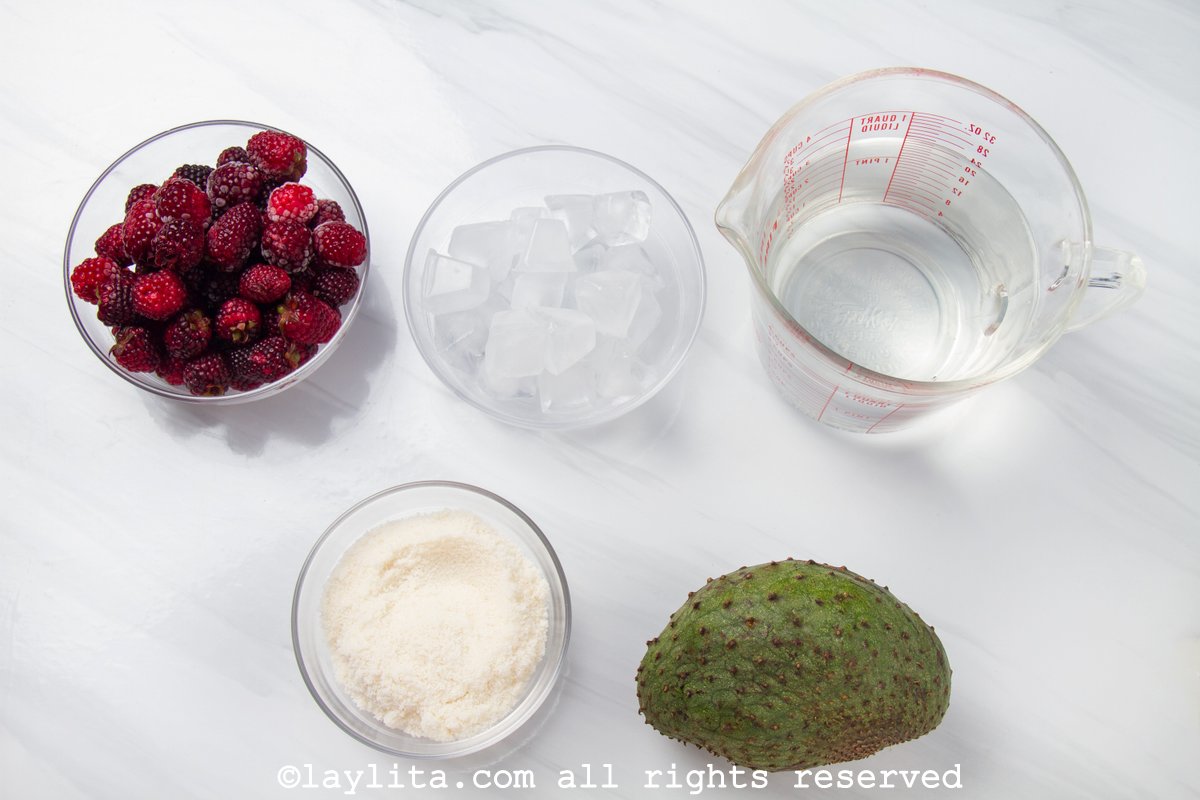 Ingredientes del batido o jugo de guanábana y mora en una superficie blanca